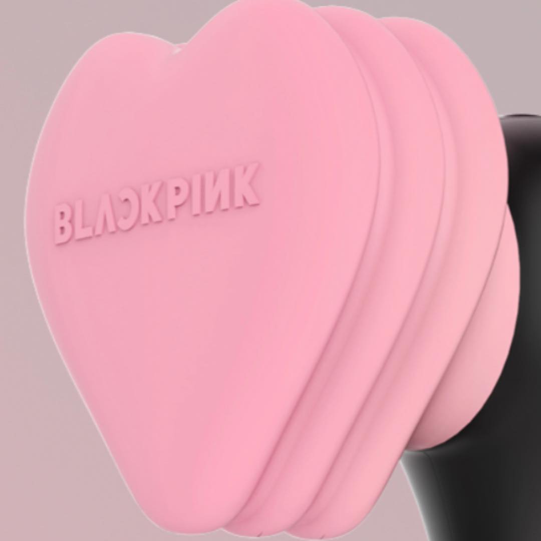 然而粉絲等待已久的BLACKPINK也預計會在6月中回歸,除此之外也會推出專屬手燈啊,但造型卻讓粉絲們陷入衝擊及崩潰,粉絲也紛紛向老楊喊話希望他能考慮清楚啊!