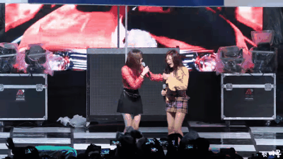 在演唱《AS IF IT'S YOUR LAST》時,Jennie原本想要去擁抱Lisa,但是Lisa卻沒有注意到一個抬手就肩膀就狠狠地撞上Jennie的臉,這個畫面也讓粉絲覺得又可愛又心疼!