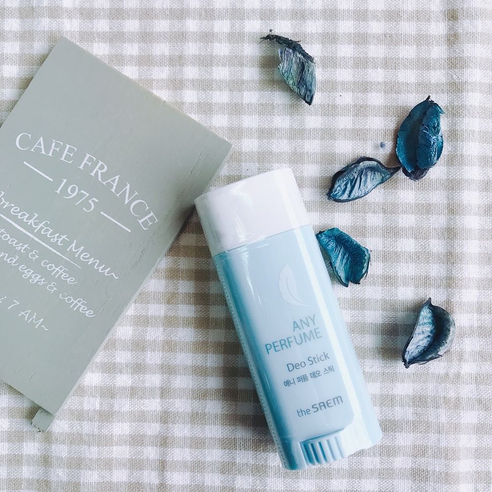 【The Saem】香氛止汗除臭棒:
老實說這款一拿出來我真的不會發現他是止汗棒啊!因為顏色非常粉嫩,就像是防曬棒一樣,帶在身上也不會尷尬。用多少轉多少,需要使用時只要轉動下方的滾輪就可以擠出來啦!一點也不浪費。
