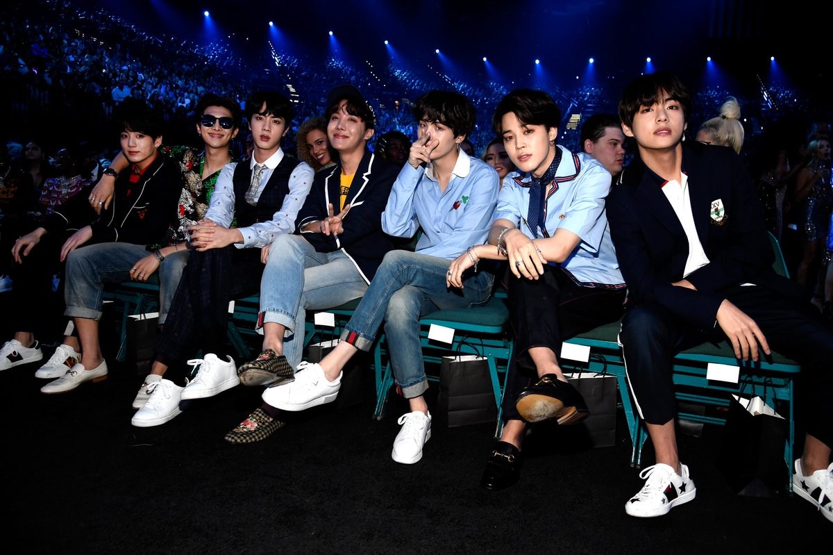 18日發片的防彈少年團不僅新歌《Fake love》預購量創下新高,讓大家看到「世界彈」的威力沒有終點,新歌MV更是在公開後短短兩天內就飆破六千萬,成為K-POP中點擊量成長最驚人的MV