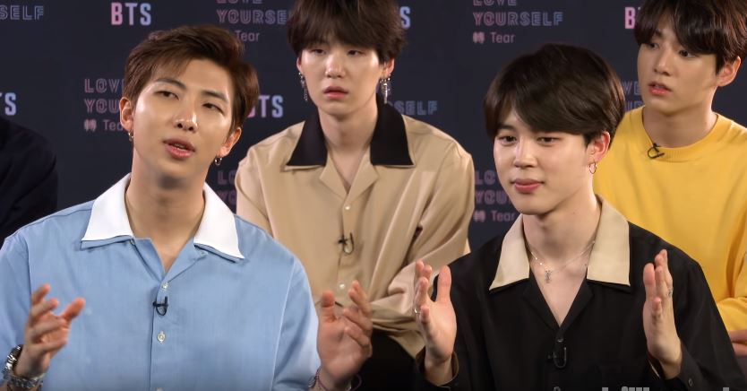 就連去年被拍到在採訪時大放空的Jimin,也會配合著RM做出一些肢體反應,讓粉絲們都感到相當欣慰,但當RM在回答問題時在後方的柾國卻ㄧ臉認真的點點頭,口中還不知道在murmur什麼像是在回應RM的話...