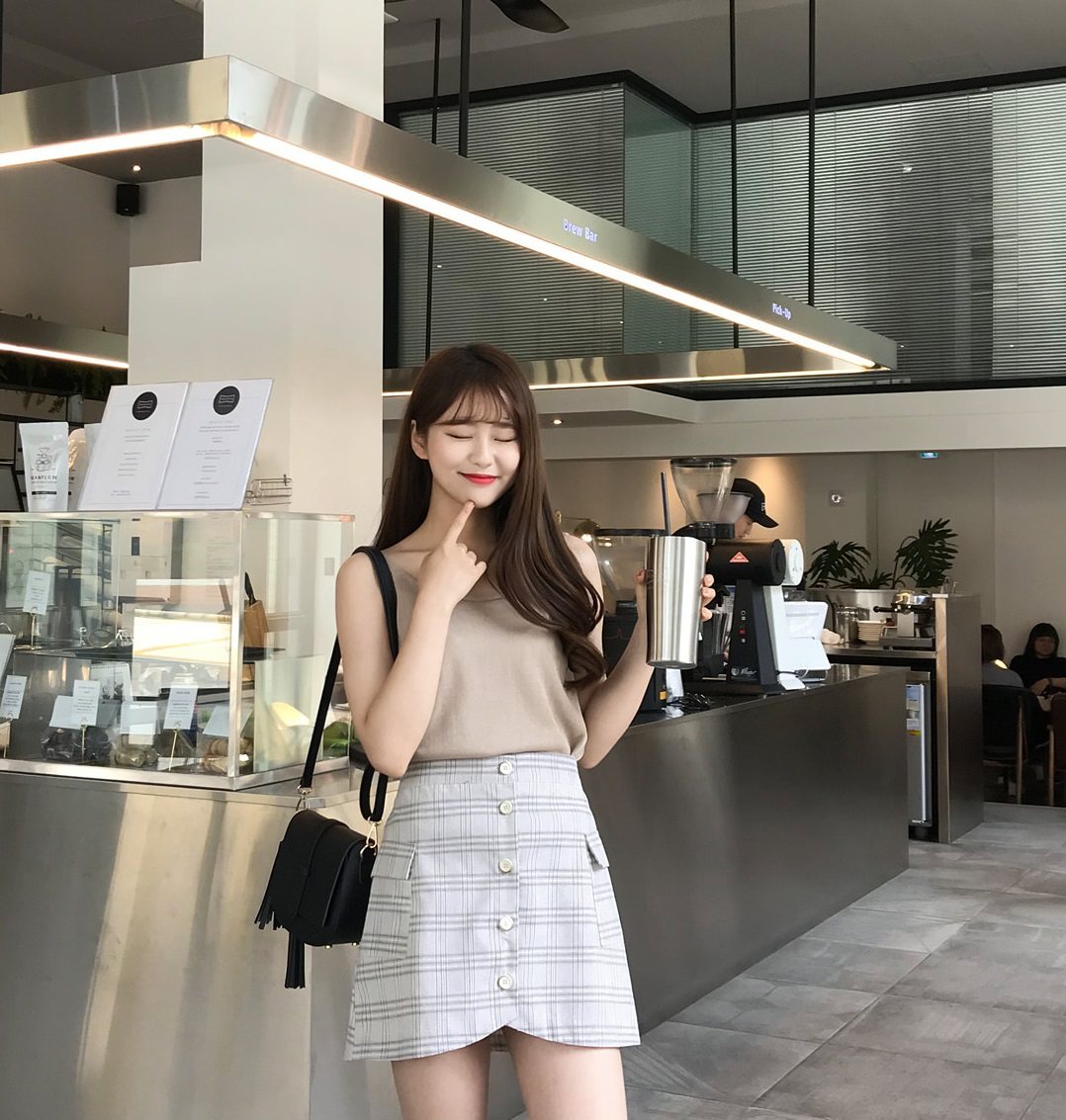 格紋單品怎可能沒有入圍呢?這款鈕扣格紋鬆緊帶裙子真的賣很好~設計簡單但又很特殊,鈕扣的設計其實可以拉高腿長比例,另外中間做微花瓣邊的設計,也可以讓腿型看起來更完美。當然經典的格紋絕對是它熱賣的原因之一啊~上身只需要配個簡單的T恤就能完美出門,這款不列入最熱賣產品實在對不起它XDDD