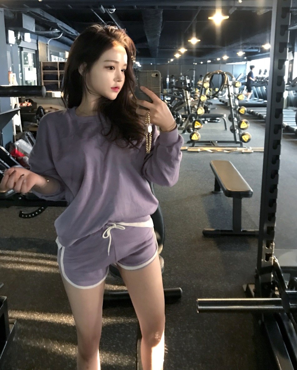 技巧3:增添運動風
滑過每個網紅的FB、IG,時不時就看到她們曬出自己練很久的馬甲線,揮汗健身同時也不忘來個性感自拍!沒錯,加入運動風絕對讓妳的照片更吸引人!不論是正在觀看球賽或運動時的照片,都能反映出妳對特定運動的喜好,顯得更有個性和活力!