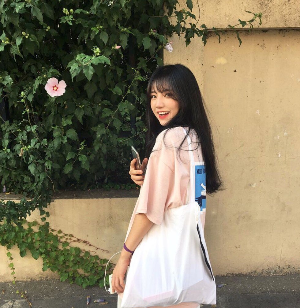 技巧4:妳是唯一主角
很多人都喜歡和閨蜜合照,或者和寵物一起自拍,但這樣的照片絕對要避免放頭貼!原因其實很簡單,想要別人只專注於妳一個人,就要避免任何會分散注意力的東西出現在照片上,無論是雜亂無章的背景或路人,都會讓呈現出來的效果大打折扣喔!