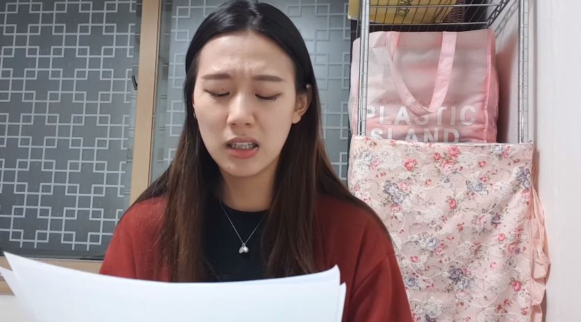 簡單說明一下楊藝媛的事件:她夢想成為演員,剛成年後偶然得到一個服裝模特兒試鏡的機會,由於面試時攝影室是正常沒有問題,當時也只有拍攝正面及側面等的照片,她沒多想就簽下合約。
