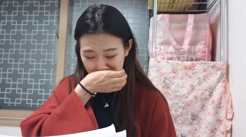 沒想到正式拍攝時,房內有20多名男性,室長鎖上門並要求她穿上裸露的內衣。雖然她有拒絕,室長恐嚇她已經簽下合約,這麼多人為了拍攝放下手上工作,如果不從將要賠償損失。當時,20名男性要求她做出不雅動作,她害怕被性侵只好乖乖聽話,前後共進行了五次的攝影。三年後在今年的5月8日,這些照片被放上成人網站。