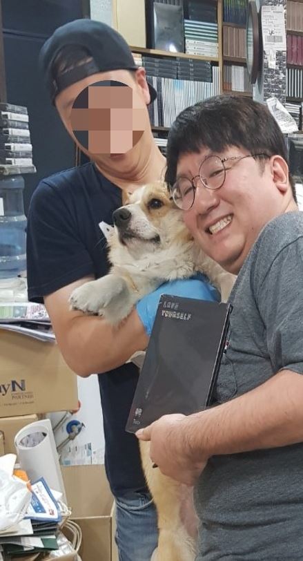 就在昨天(21日)防彈的所屬公司Big Hit娛樂的社長方時爀也親自買了防彈的專輯,對於自己一手栽培的孩子們用行動支持!而社長也在自己的SNS上傳專輯開箱的影片,一起來看看專輯裡有什麼吧!