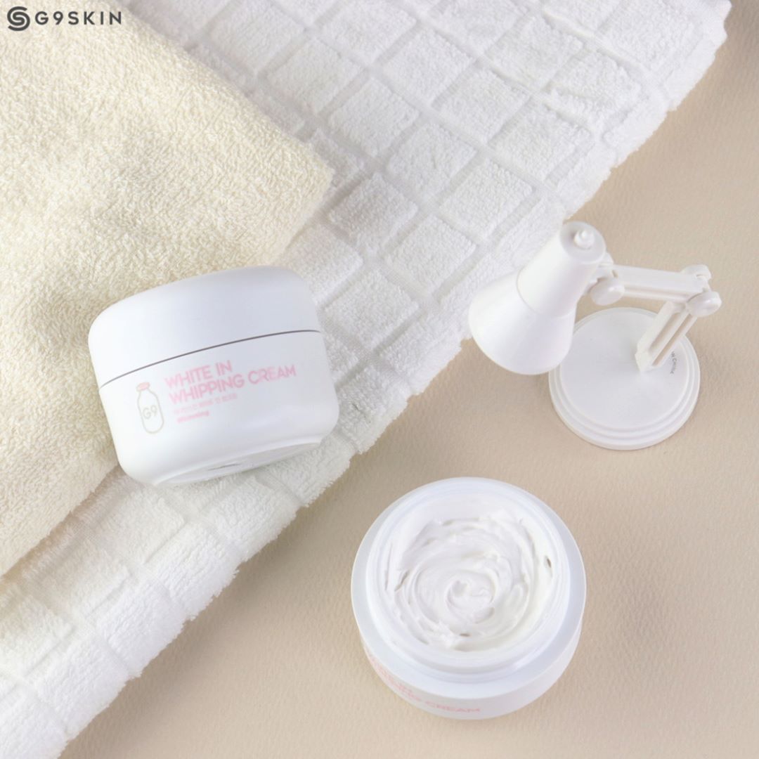 G9 SKIN white in whipping cream:
乳霜狀的質地,擦起來不會過於厚重,且內含九種美白成分,讓你白到害怕啊XDD擦完之後和素顏霜的效果類似,也是會立刻變白,但是不會顯得過於突兀,會和你的肌膚容為一體,呈現自然白皙感。