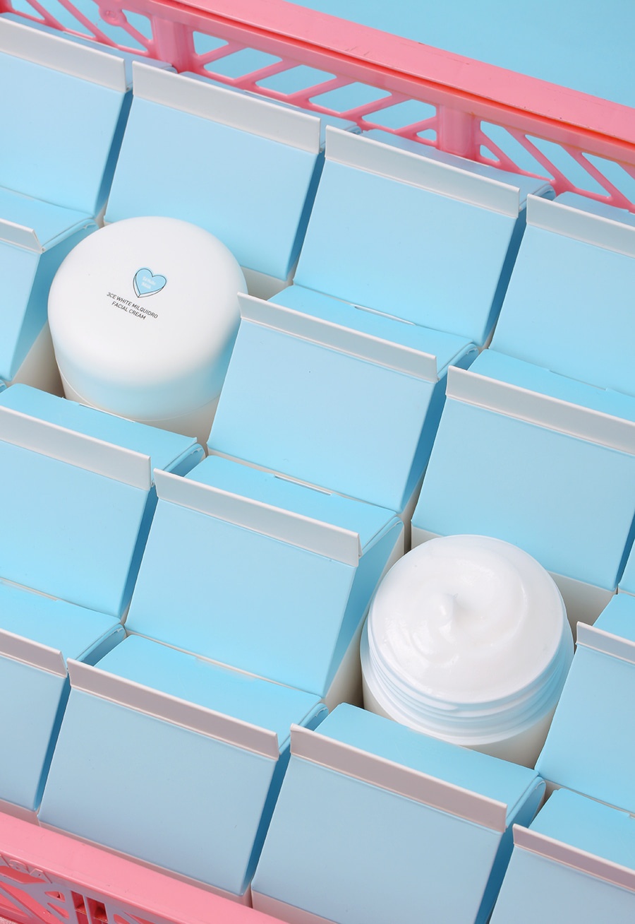 3CE WHITE MILQUIDRO FACIAL CREAM:
看來韓國人真的很喜歡這種擦了就會變白的產品啊~像這款3CE知名的美白霜,也就是一擦立刻變白的好幫手,內含牛奶蛋白質萃取物,能夠幫助整頓黯沉的肌膚。可可籽脂、維他命E誘導計則能夠幫助補水,一樣是一款邊美白邊補水的好物呢!