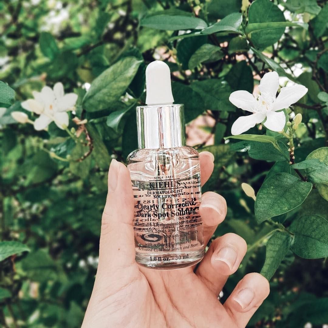Kiehl's 激光極淨白淡斑精華:
鼎鼎大名的淡斑精華,被不少部落客稱讚它是真的有美白效果,而且使用完之後真的超有感~這款含有美白成份「激光活能C」,能夠淡化黑色素,改善斑點與暗沉,讓你的肌膚看起來更透亮無暇。