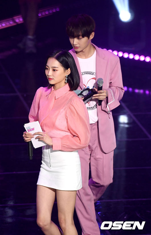 因為那個人正是昨天首次擔任《THE SHOW》主持的CLC成員譽恩,CLC雖然在上次回歸以《Black dress》受到注目,但可惜的是 CLC出道至今四年,仍未能在音樂節目上拿下獎項。但看著師妹成功,譽恩不僅絲毫沒有露出遺憾的表情,甚至暖心安慰緊張的師妹