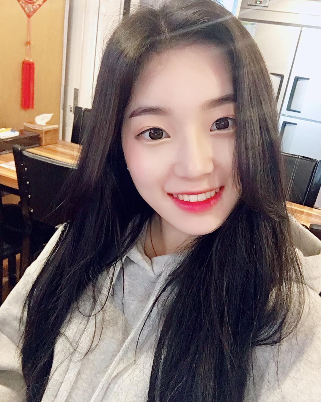 除此之外조연주笑起來的模樣也被網友說,跟TWICE的多賢有幾分相似,조연주也因甜美的笑容獲得廣大粉絲的喜愛,也讓她成為最近討論最高的素人之一~
