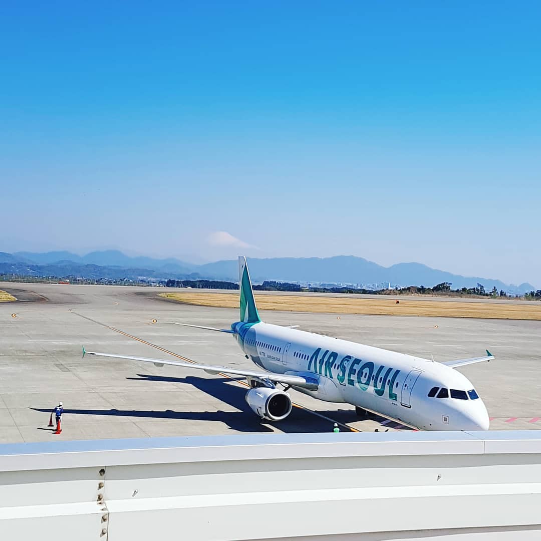 航空公司首爾航空的相關人士表示「當時查不出任何預約資料,正在了解原因。我們接待了他們兩個小時,建議分開七名和兩名乘坐飛機,但他們拒絕,之後的乘客等了更久」