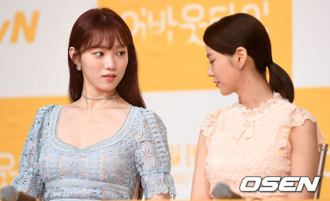 而且李曙原換角一案不僅可能影響開播在即的李聖經新劇《About time》播出,似乎也對同劇演員心情造成不少的影響。過去曾和李曙原合作過戲劇的KARA成員韓昇延就被拍到在製作發表會上表情沉重。