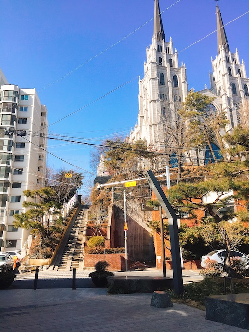 最近除了團體旅遊,一個人旅行也超夯的!因為是靠自己規劃行程、可以更深刻的體驗到當地文化~這篇要介紹一個人也可以玩得好、吃得好的大邱景點和餐廳給大家!