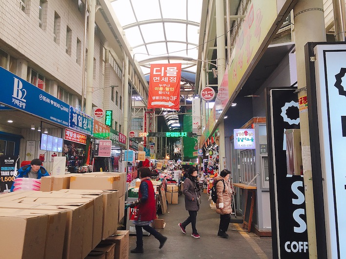 大邱西門市場(대구 서문시장)
交通:地鐵三號線 西門市場站3號出口
地址:대구 중구 큰장로26길 45 (45, Keunjang-ro 26-gil, Jung-gu, Daegu, Republic of Korea)
營業時間:
早市09:00~19:00(依店家而異)每個月第1、3個週日公休
夜市 星期五、星期六19:30~24:30 星期日、平日19:30~24:00