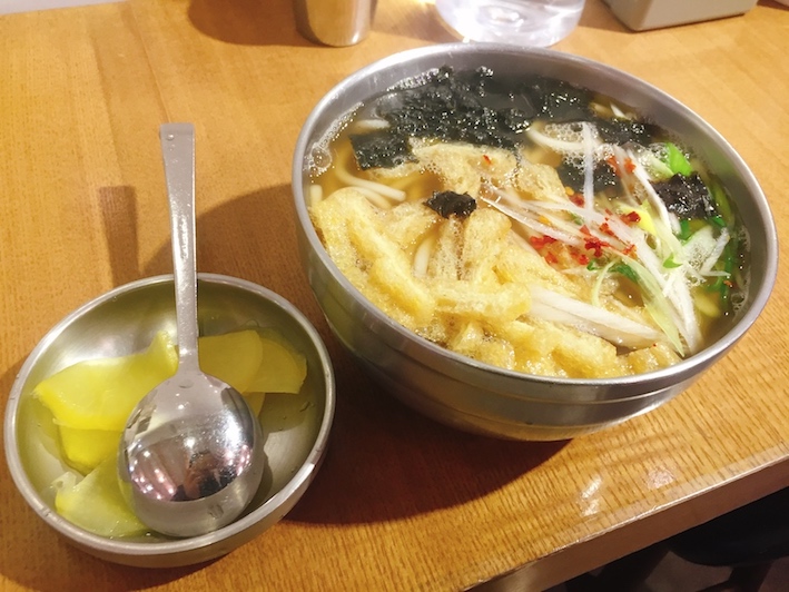 餐廳
미진분식:位於東城路上的미진분식是擁有40年歷史的老店,店內只販賣紫菜飯捲、烏龍麵、冷拌烏龍、辣冷拌麵四種食物!但真的很想把每一種都吃過一次再回家呢~也因為設有個人座位區,所以自己一個人吃飯也不用害怕!