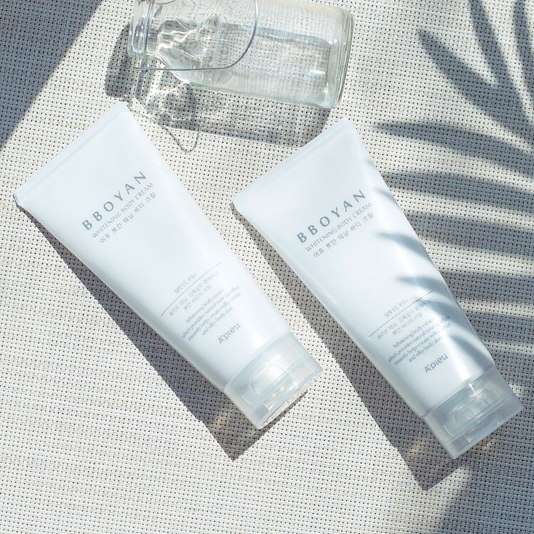 1. A'PIEU 水潤全身美白霜 SPF15 PA+
台灣的夏天拿~麼~熱~短髮短褲短裙短袖,真的只是基本配備。大量的露出肌膚就變成了一件在所難免的事啦!但女神懂愛美的女孩應該都會想追求從頭到腳都要完美的心情,露出的每一吋肌膚都想要白嫩無瑕。可是手肘和膝蓋的部位難免都會比較容易有暗沉和色素沉澱,這時候如果有了這罐水潤美白霜,追求完美就變成一件很輕鬆的事啦!