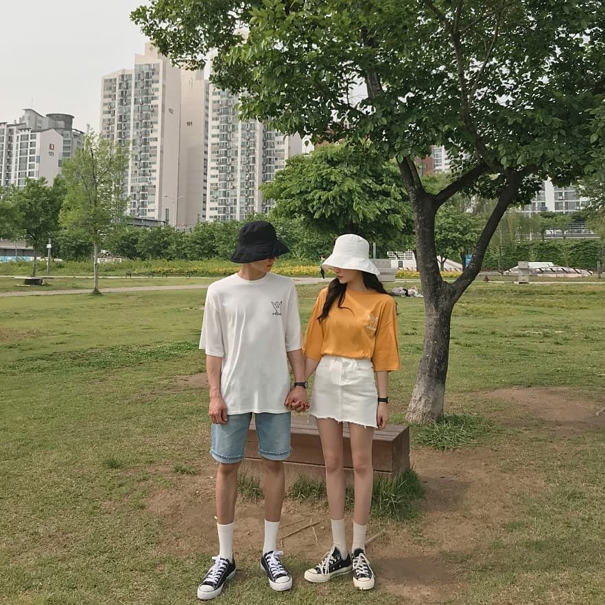 4.不會不追隨大眾流行:
韓國女生都很會打扮,但問題是打扮得太過類似,因為在他們的觀念裡,只要流行就要穿,要符合大眾眼光,打扮得稍微特殊疑點則是會惹來異樣眼光,這也是為什麼韓系風格大多都是那幾種元素,搭配起來也會比較簡約。