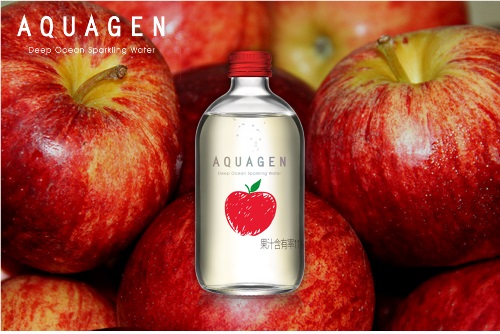 >AQUAGEN海洋深層氣泡水-奧地利香蘋風味:
AQUAGEN還另外推出了一款,老少咸宜的蘋果風味,這款的蘋果萃取來自奧地利-音樂神童莫札特的故鄉,除了蘋果滋味之外更添加法國香瓜、接骨木莓萃取,味道酸甜。可愛的外包裝也是令人忍不住收藏啊~~