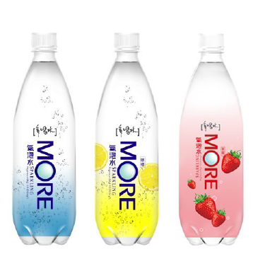 > 多喝水MORE氣泡水:
多喝水有兩種口味的氣泡水,是各大超商的常客,時常有特價活動也有它們的身 影,草莓口味好像是限定版,之前一推出的時候常常貨價都被一掃而空,淡淡的草莓風味非常適合少女們呢!還有另一種口味是櫻花口味,瓶蓋一打開,撲鼻而來的是淡淡櫻花香,整個超少女!