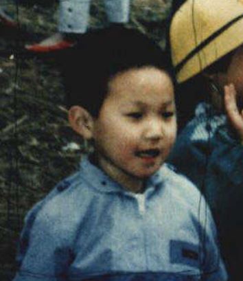 4) Jung Moon Chul (當時4歲,今年38歲)
1984年7月27日在密陽有天江邊失蹤,音樂學校院長的媽媽帶著學生們去夏季露營,沒想到兒子就此失蹤。當時犯人打給她「我帶著你的兒子」,她回答「你想要的是什麼? 如果把兒子還給我,我不會報警,也會送你禮物」但犯人就掛了電話。
「雖然兒子已經是30多歲的青年,但在我眼中仍是一個天真可愛的4歲小孩,快點回來擁抱我和丈夫就好了」