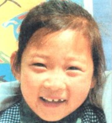 4) Kim Sung Joo (當時7歲,今年25歲)
2000年6月15日在全羅南道康津洞小學附近的文具店失蹤,當時媽媽和平常一樣等待Kim Sung Joo和她的哥哥,但卻等不到女兒「為了找到女兒,把賺的錢全部花光更負債,只要找到她什麼都不是問題」
「生日和節日時不能為她準備覺得很抱歉,我們依然住在同一個地方,門也沒有關起來,快點回到家裡就好了」
