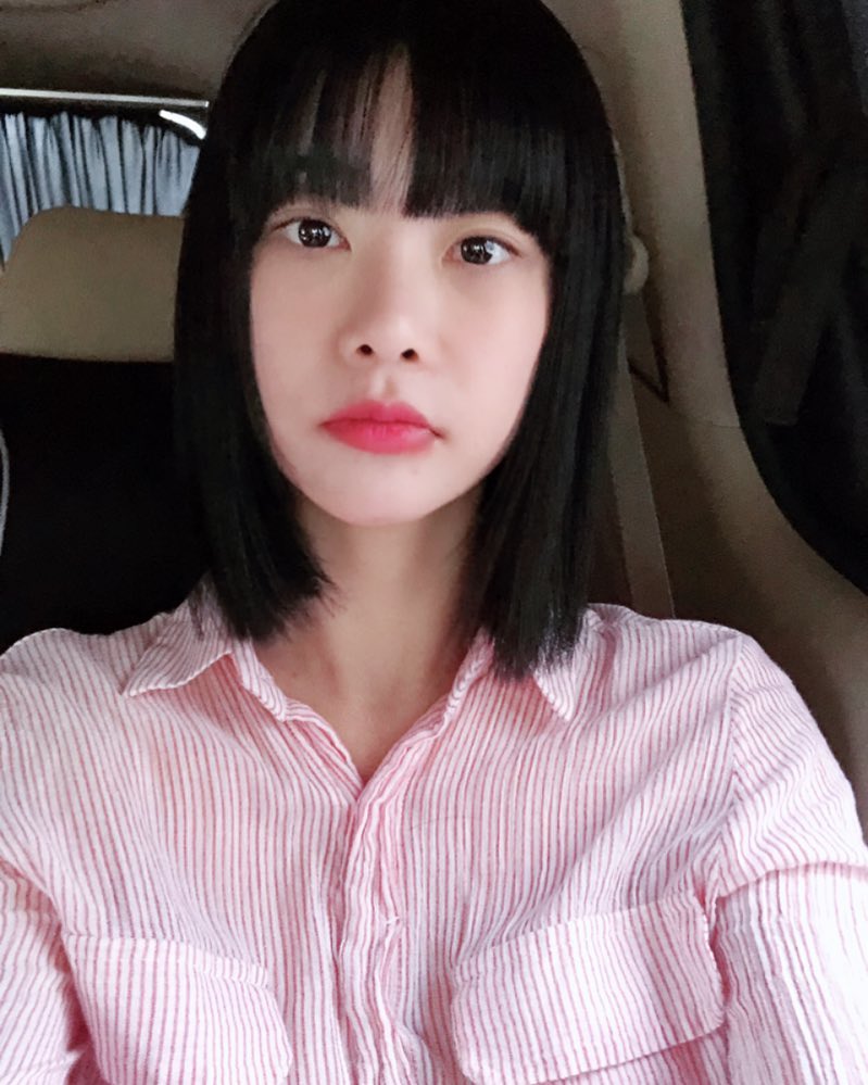 一向因為知性女神氣質而受粉絲喜愛的素珍姨母大人,最近似乎是想在主演話劇結束後轉換一下心情而去換個髮型,但成果卻讓粉絲忍不住大笑,因為換了瀏海造型的素珍不僅一下突然讓人「認不出來」,好像少了什麼特色(?),就連素珍自己也忍不住留言哀嚎「以後絕不再剪了」,說想快快留長