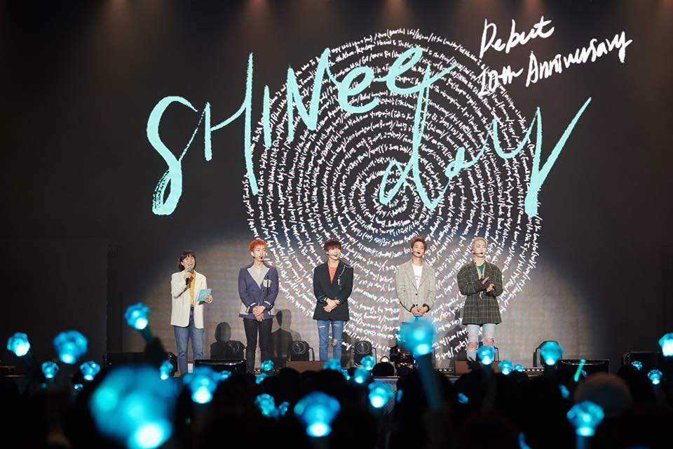 SHINee成員日前在滿場粉絲的祝福下,渡過SHINee出道的10週年紀念,儘管只有4人的位置看來有些令人感傷,但即將帶著新專輯回歸的SHINee成員仍表示會盡全力活動,而四人也已安排共同登上廣播節目,為新曲宣傳