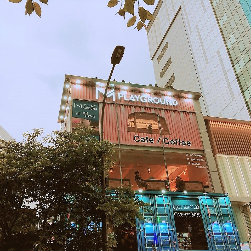 大家有到弘大新村逛街的話,應該都對這間貨櫃屋外型的服飾店「M PLAYGROUND」不陌生吧!主要是賣男裝和中性服飾的平價潮店總是吸引很多買客,而最近在店家樓上默默地開了美美的咖啡廳啦~
