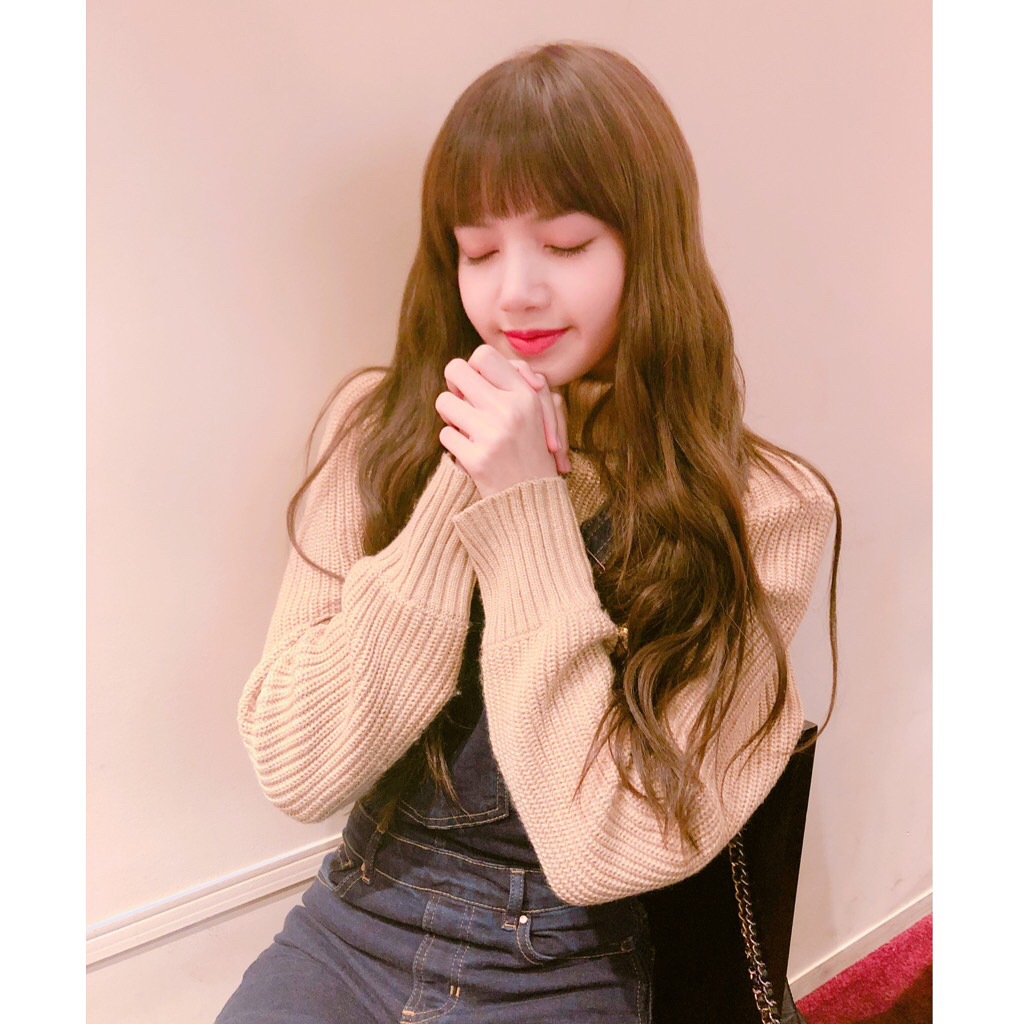 Lisa:
其實BLACKPINK四個人的臉都很小,但是LISA因為頭髮造型的關係,讓臉的面積足足小的好多啊~真心推薦給女孩這樣的髮型,雖然汗YooA一樣是以厚瀏海為主,但是長捲髮配上兩側頭髮的層次能夠修飾臉型,就算大餅臉女孩也能駕馭喔!