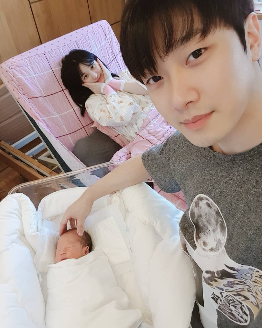 而敏煥昨天也透過 IG 向粉絲公開他們一家三口的照片和感謝大眾的祝福。昨天(28日)律喜在丈夫敏煥陪伴下,生下胎名「小讚」(짱이)的兒子,不僅媽媽不愧是女團門面成員XDDD,雖然產後素顏,一臉素淨仍被粉絲大讚漂亮,兒子짱이更是讓粉絲大呼可愛