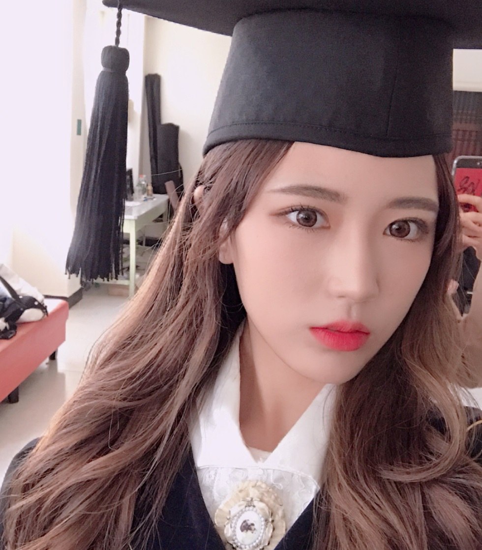 2. 誘人蓬鬆捲
唯美浪漫的大波浪捲是許多女孩喜愛的畢業照髮型,自然的蓬鬆感營造溫柔可人的女孩感,隨手一撥又展現成熟女人味,讓妳舉手投足間都散發濃濃的女神氣質!