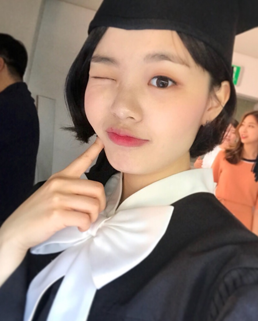 3. 萌感爆炸耳下短髮
時下最流行的耳下短髮看起來超可愛又凍齡!連IU、蔡依林、Krystal等一眾女明星都紛紛剪了這款少女感十足的髮型,不僅讓五官顯的更小巧精緻,還能營造出大學生特有的清純魅力,讓男生看了都快萌到融化啦~