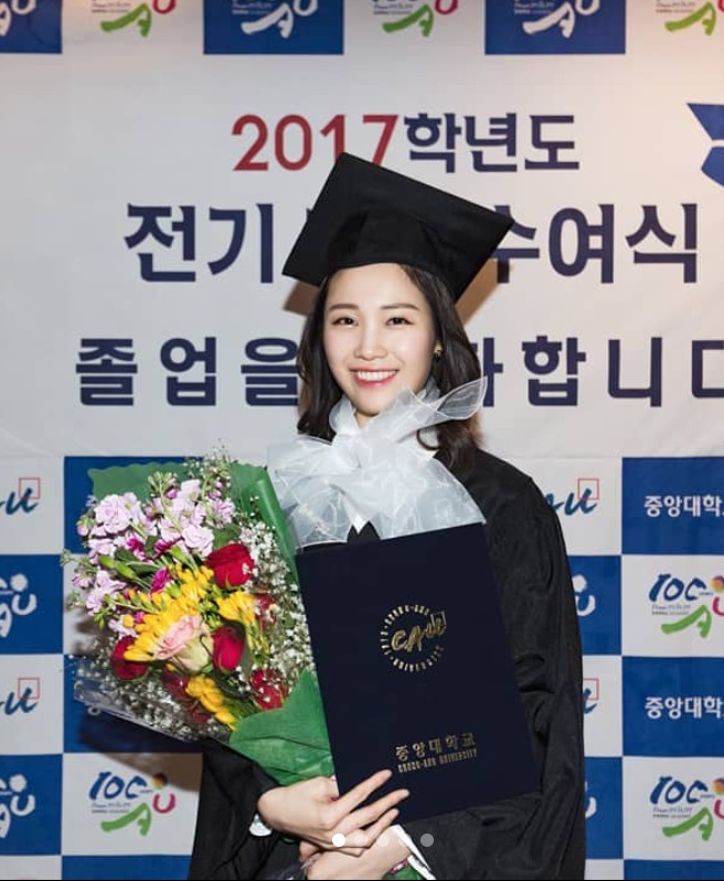 4. 微捲鎖骨髮
優雅迷人的鎖骨髮,整理起來方便又多了些變化,無論是微捲旁分還是空氣瀏海都呈現甜美率性的俏皮感,在常見的學士帽髮型中特別吸睛!