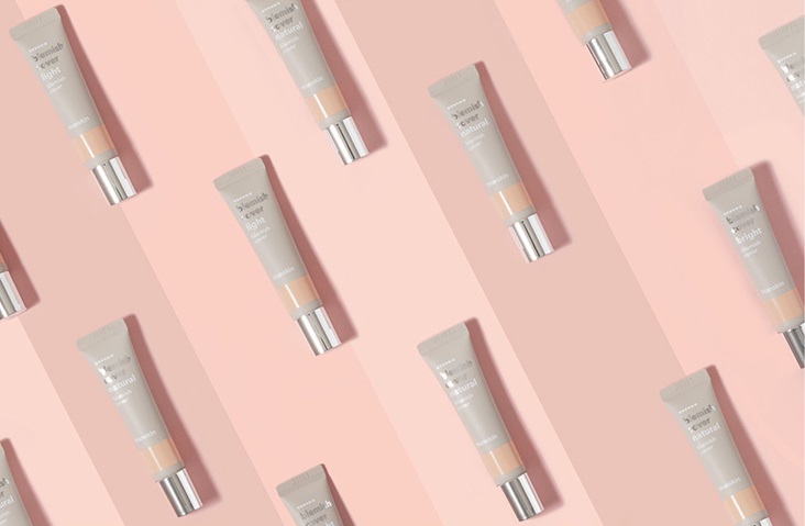 #한스킨 블레미쉬 커버 컨실러:
Hanskin blemish cover遮瑕最近知名度可不小,自從被洪真應介紹過後就開始火熱販賣中,當然在OLIVE YOUNG中也是擁有著龐大的愛用者啊~這款遮瑕的保濕效果非常好,而且容量充足,使用起來CP值很高,對於乾肌來說非常適合呢!