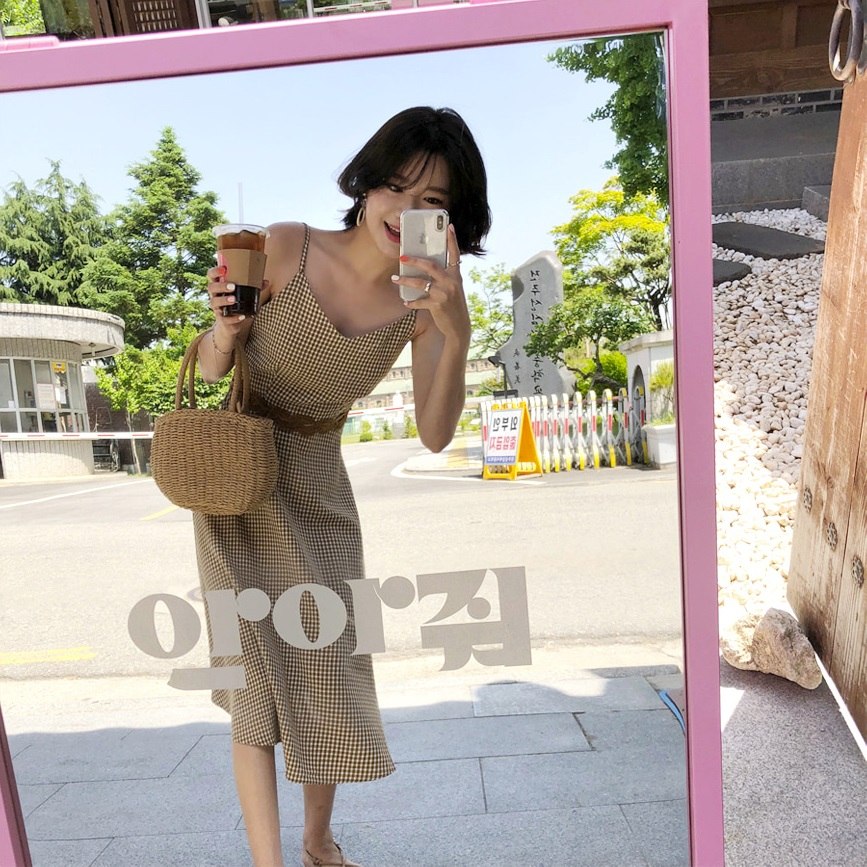 首先摩登少女要介紹的就是自己也有入手的「優雅麻花腰線細肩帶洋裝」,大家都知道韓國女生是非常喜歡穿洋裝的,尤其是配上時下最流行的元素,這種小格紋設計在夏天也是非常熱門,尤其是腰線附近利用麻花腰帶做設計,能夠拉長比例,就算是小個女孩也不用害怕啦!