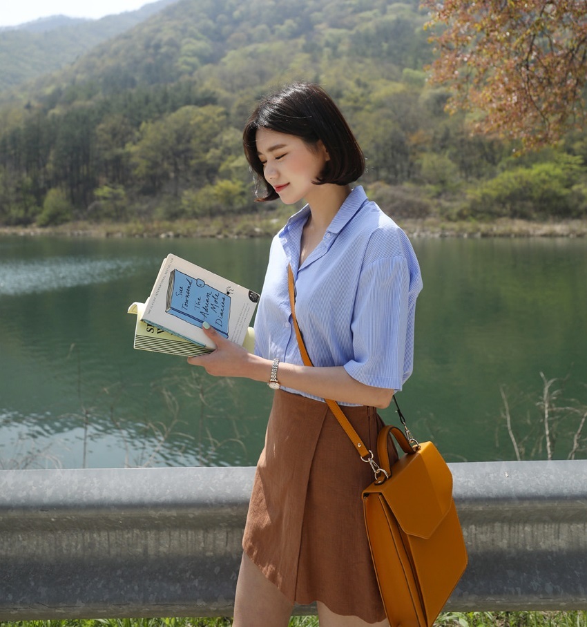走在韓國街頭絕對可以看到滿滿的A字裙出沒,因為A字裙就是梨型女孩的顯瘦代表作啊!這款【裹裙式造型A字褲裙 】不僅是A字裙,更為女漢子(?)的女孩著想,做了褲裙的方式,讓你在淑女間也可以做自己啦XDDD