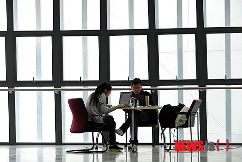 韓國大學生認為最必需的五個競爭力
1) 語言成績 18.6%
2) 高學分 18%
3) 證書數目 12.1%
4) 校外活動經驗 11.8%
5) 實習經驗 9.4%