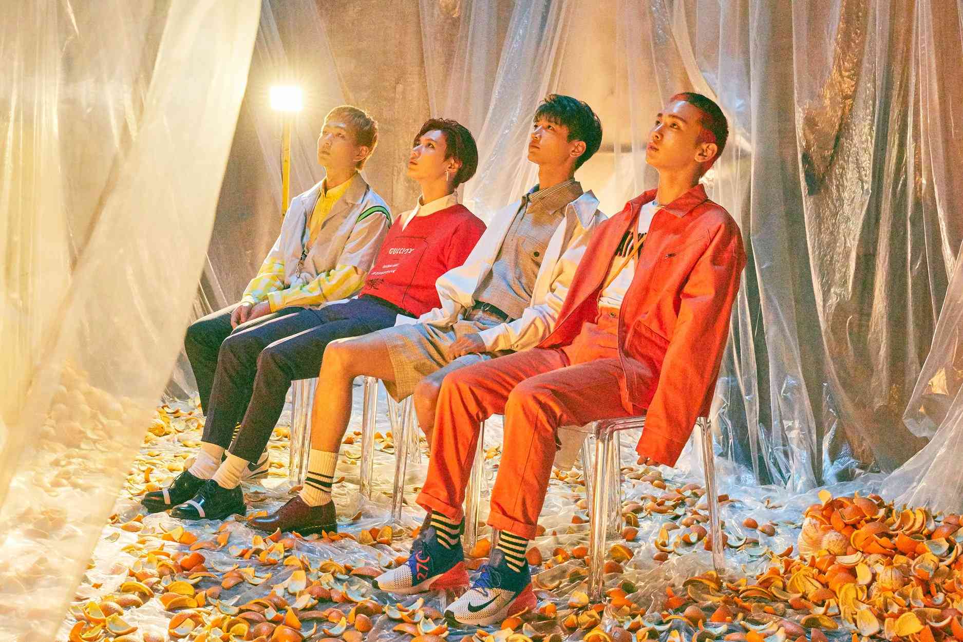 近日在接受電視台訪問時,成員們被問到SHINee 10年來最喜歡的歌曲時,隊長溫流苦惱多時後卻唱出的由鐘鉉作詞的歌曲《 你和我的距離》。
「손을 더 뻗어도 온 힘을 다해 뻗어도 넌 닿지 않아
即使伸出手 用盡全力伸出手 也無法觸及你」
而聽到歌曲的成員也露出了百感交集的表情....