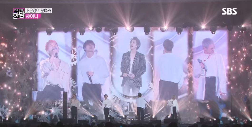 忙內泰民則是選擇了在10週年粉絲見面會上演唱的歌曲《重演》。
「그래 아직도 난 꿈을 꿔
沒錯啊! 我仍在做夢
짙은 어둠이 걷힌 후엔
在幽深的黑暗消散之後
아침 햇살 위로
在早晨的晨曦中
빛나던 그날의 너와 나
燦爛那一天的你和我
재연될 거야 會重演的」
在粉絲見面會上也播出了5位成員演唱歌曲的畫面,不僅讓成員停不住眼淚,更讓台下成為一片淚海...
