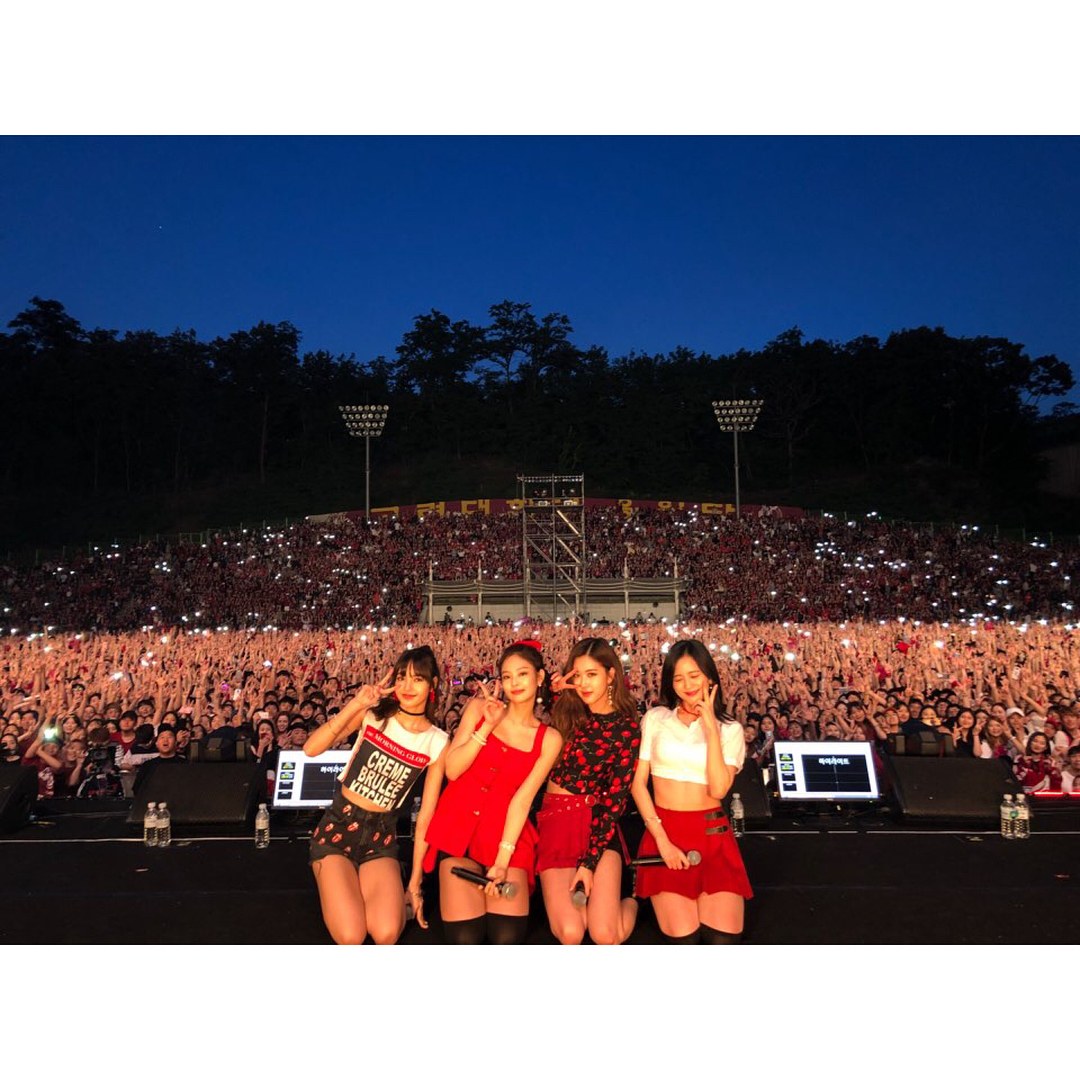 粉絲們還記得之前YG公開BLACKPINK的新手燈造型嗎?
當時因為它那特殊的造型引起了許多討論,不少網友都紛紛預想了它真實的造型,也讓BLACKPINK的手燈還未正式發行就有滿滿的話題性~