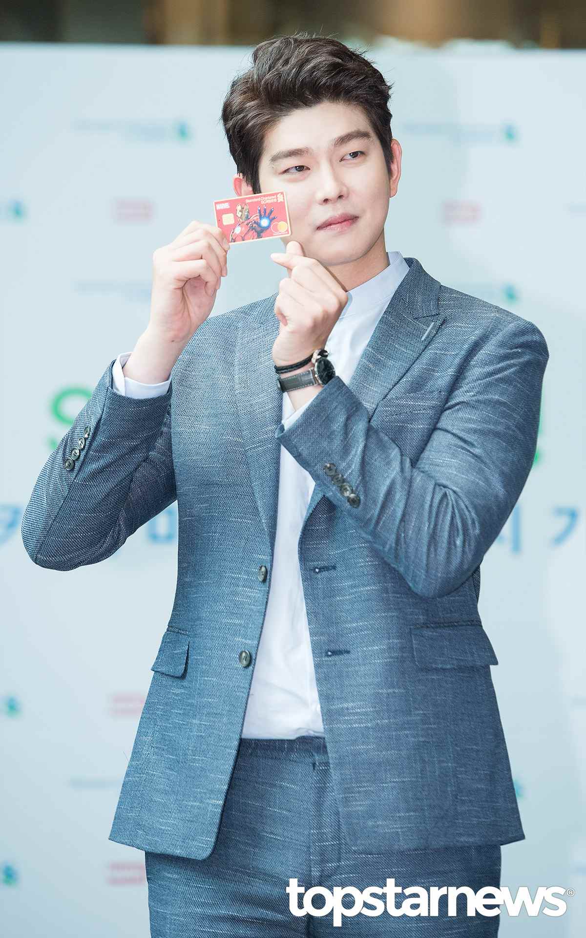 不過新任男主角尹均相雖然近年來也相當有人氣,不過和裕貞一差就是12歲,也讓不少人好奇到底「搭不搭」。而且除了年齡和形象與原本的金裕貞×安孝燮搭擋看來很不同之外,最近在休息期的尹鈞相「身材」也成為外界話題