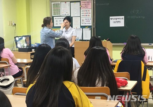 學生們就算眼睛痛也要戴隱形眼鏡,不化妝抬不起頭看人的理由都是「長得不好看」... 他們為了反抗這種對外貌嚴格的標準,在SNS上發起了「脫掉束身衣運動」(탈코르셋 운동,指不需為了迎合其他人而打扮)