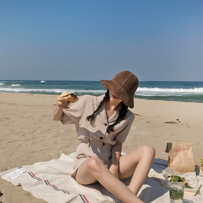 12:00-14:00午餐:
午餐前半小時最好先喝杯500.C.C的溫水,這樣可以增加飽足感,不會讓午餐攝取過多。且午餐選擇上,必須要為一天補足充足的能量,主食可以選擇低GI食物,像是地瓜、燕麥、糙米等。而蛋白質食物可別忘記攝取喔!牛肉、雞肉和魚肉都是不錯的方式。