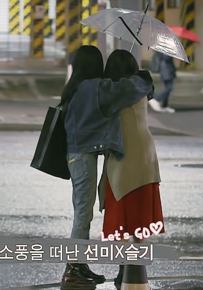 更令人心動的是明明有傘撐,但是為了防止瑟琪淋到雨,善美幾乎將全部的傘往瑟琪傾斜,自己大部分的身體卻都露在傘外。
而這樣的舉動也被網友稱讚根本「男友力爆發」!