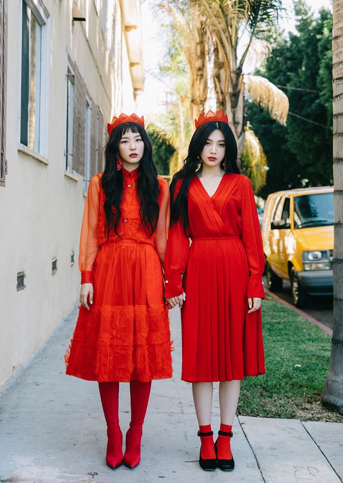像是說到Red Velvet,可能大家的第一印象不會覺得她們是身材過人的「模特團」,但成員瑟琪的比例卻很驚人,不僅臉蛋是上鏡的巴掌臉,完全不怕鏡頭把她給拍胖,一雙又長又直的美腿更是讓人羨慕。不僅和隊中超過170公分的成員Joy站在一起,比例完全不輸人