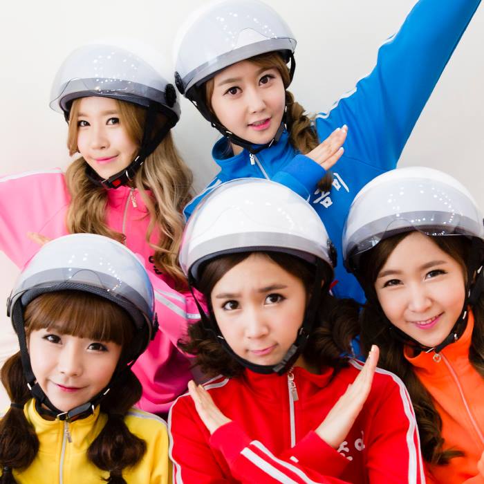 而憑藉著歌曲《Bar Bar Bar》瞬間人氣暴增的Crayon Pop,隨著成員昭燏與歌手文熙俊結婚,再加上近些年來的歌曲反應不如預期,雖然Crayon Pop並未正式公告解散,但其實成員們都已經各自簽往不同的經紀公司,朝演員或是音樂劇演員的方向前進...