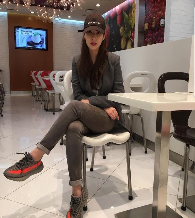 不過要是看朴敏英的IG,似乎就看出有些巧合,因為朴敏英在去年二月不僅一樣「到了日本旅遊」,身上的帽子和鞋子也和朴敘俊Po出的服飾有驚人重疊。雖然朴敏英當時在IG上說「好久沒有和媽媽一起出門」,但現在看來卻成了網友「辦案」查出他們交往的證據,但事實是如何,也只有當事人清楚