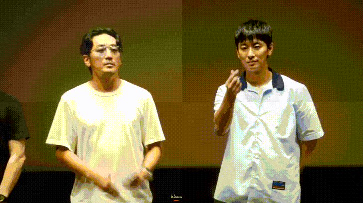 因為接演《與神同行》而人氣居高不下的朱智勛,現在一舉一動都會成為大眾關注的焦點,像是前段時間因為慌張而不小心比錯卻意外成為熱門話題的「餃子手勢」~